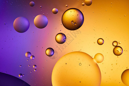 混合水和石油的橙色和紫色图片