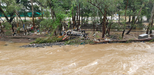 在季风期间被印度洪水冲走后一辆汽车图片