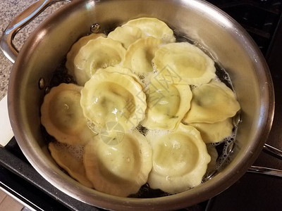 馄饨面食在炉子上的锅里用热水煮图片