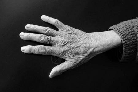 80岁女人的手有静脉的老人手有静图片