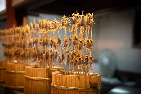 在北京的零食街上准备被吃掉的棍子上烤图片