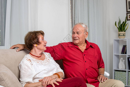 老年夫妇在家共度时光的镜头图片
