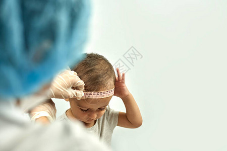 医生测量婴儿头围儿科医生将卷尺放在婴儿头部周围并记录其大小好宝考图片