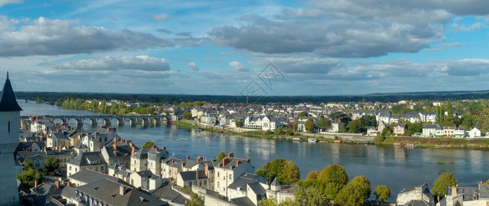 法国缅因州和卢瓦尔省索穆尔市的屋顶景图片