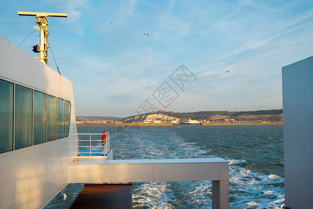 横渡轮从联合王国肯特多佛港驶往法国加莱时图片
