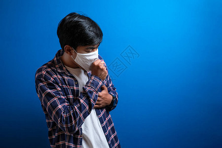 亚洲青年学生咳嗽图片