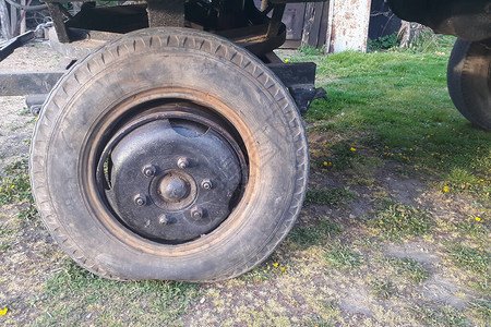 农场拖车的旧轮胎被损坏了农场背景图片