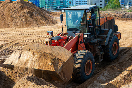 在eathmovingworks的轮式装载机重型建筑机械轮式装载机在沙图片