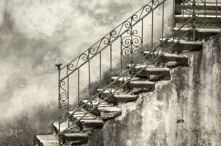 一个老楼梯和旧的装饰栏背景图片