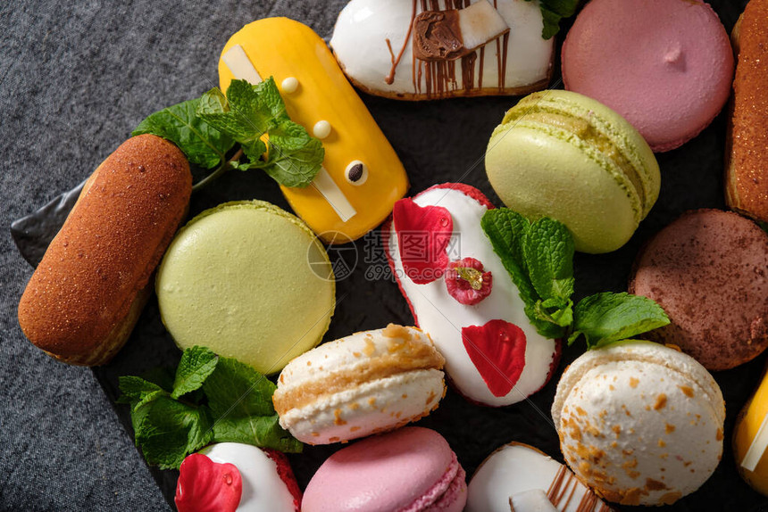 以桌布上杏仁面粉制成的传统多彩法国甜图片