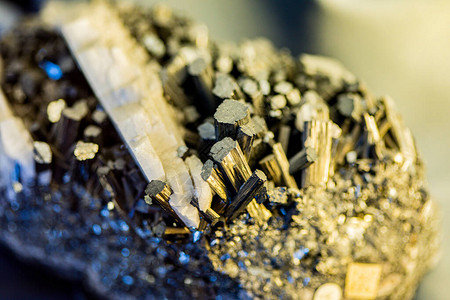 锰矿和重晶石体的特写图片