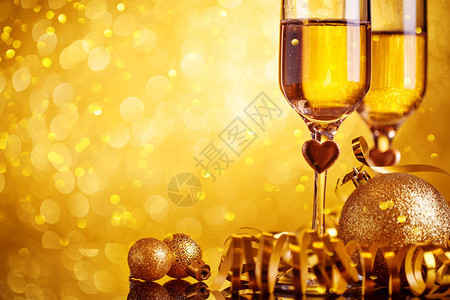 美丽的散景背上的香槟杯新年快乐圣诞节和新年假期背景图片