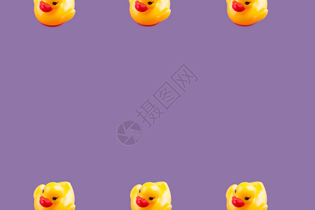 黄色魅力橡胶鸭与紫色背景上的红唇图案框架图片