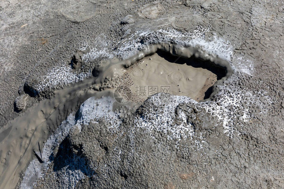 泥浆间歇泉或泥火山地质构造特殊的水文地质条件一般来说图片