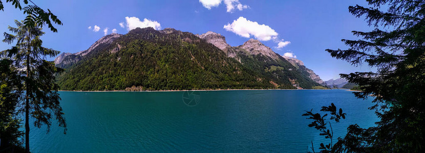 瑞士山脉和湖风景阿尔卑斯山和车道视图探险和图片
