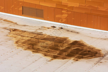 在固定的公寓屋顶上泼脏水是排水问题的一个迹象图片
