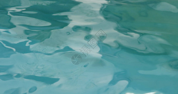 在蓝色的游泳池水波背景图片