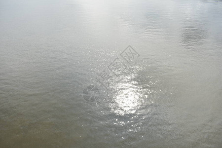 背景太阳在水中的反射图片