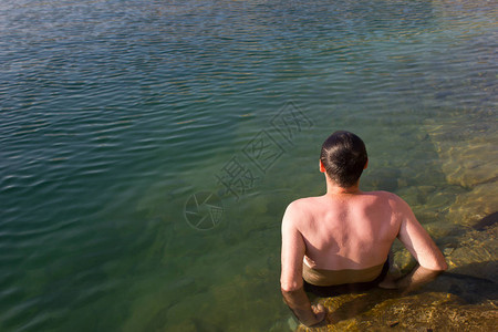 在水上游泳的男青年背景夏日图片