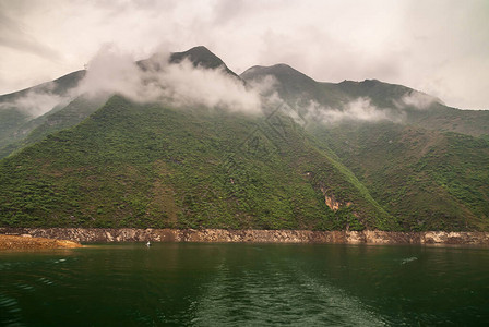 大宁河上的龙门峡谷景观图片