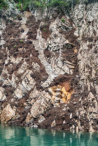 大宁河上的大雾或迷雾峡谷白色的楼梯在褐色的岩石中凿出图片