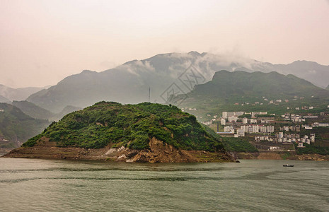 背靠青山和湘西村镇绿色的山脉和灰色的下降cloudscap背景图片