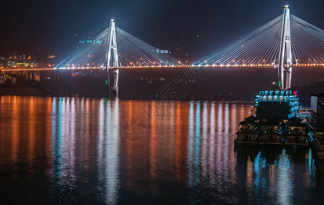 巴东桥的夜景图及其2个赛塔图片