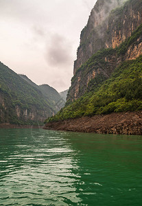 大宁河上的大雾或迷雾峡谷本德在峡谷中的肖像图片
