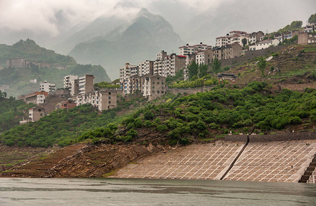 长江西泠峡谷沿岸山坡上的米色房屋图片