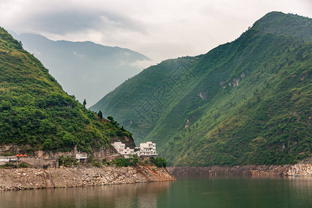 长江巫峡建在绿水边缘的白色建筑图片