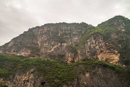 大宁河上的大雾或迷雾峡谷高大的山图片