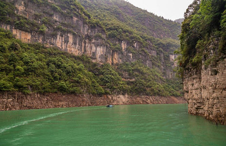 大宁河上的大雾或迷雾峡谷在峡谷中弯曲图片