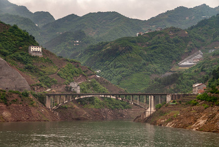 长江西岭峡谷小支流上的棕色混凝土弓桥图片