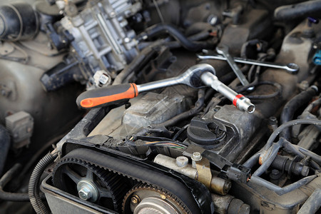 汽车发动机的修理气缸盖的视图背景图片