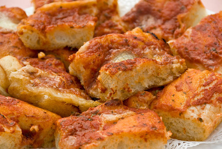 通常用番茄马苏里拉奶酪和其他配料调味背景图片