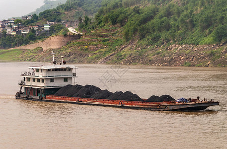 YangtzeRiver关闭棕色水上满载黑煤的驳船图片