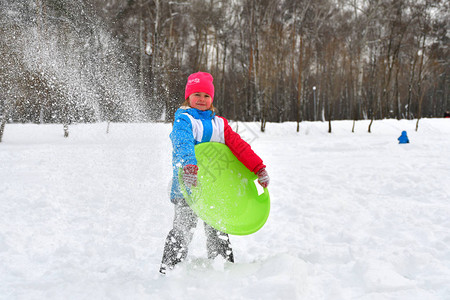 有趣的小女孩在冬天散步时玩雪孩子们在外面玩耍冬图片
