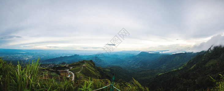 山村的风景在雨季恢复美丽的图片