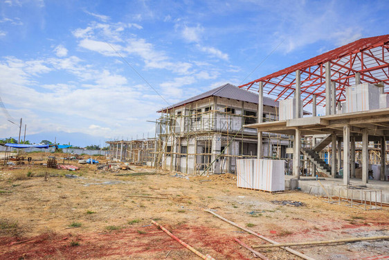 正在建筑工地建造新住宅房目图片