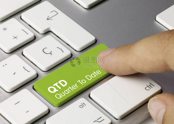 在金属键盘绿键上写成的QTD季度至日期Fin图片