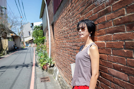 亚洲南图Nantou街上行走的现代图片