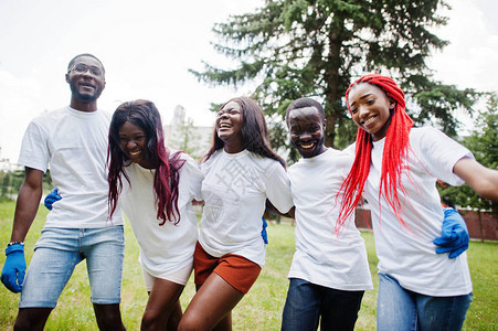 一群快乐的非洲志愿者在公园里在一起非洲志愿服务慈善背景图片