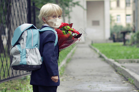 在户外保护面罩的中学生回图片