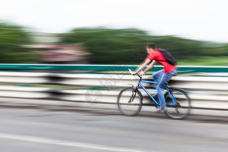 城市路道上骑自行车活动人士形象模糊的图片