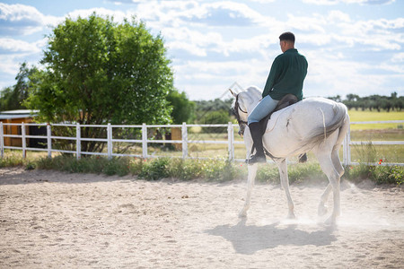 在牧场沙地上骑白马骑着白马的非洲青年图片