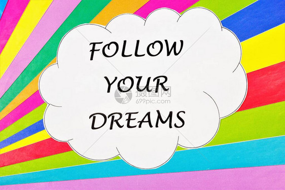 追随你的梦想在彩色纸的彩虹背景上刻字以发挥创意梦想想象图片