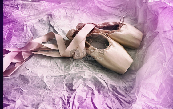 芭蕾鞋的抽象艺术设计背景贴在地表背景上古老的胶片托米图片