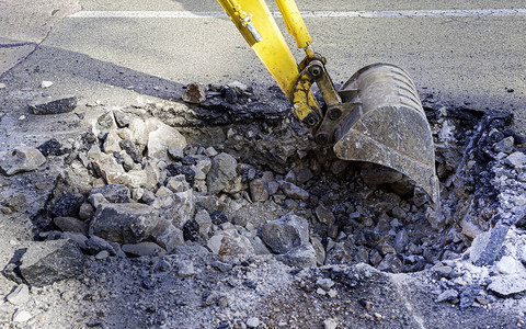 挖掘机铲斗机械设备道路地面用于道路维修行业地面的挖掘机图片