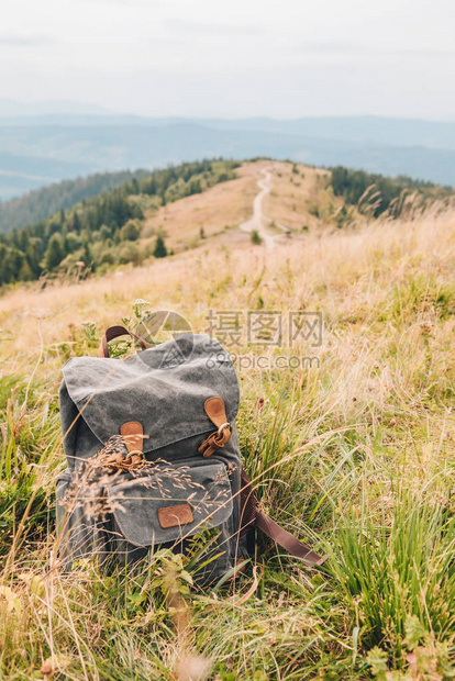 登山背包山顶徒步活动图片