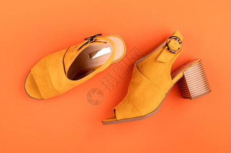 时装在线美容博客夏季风格购物和趋势概念c与妇女平躺在一起的有色黄鞋比橙色皮革背景图片